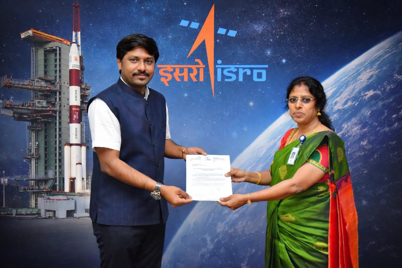 Naveen Krishnegowda receiving an ISRO appreciation