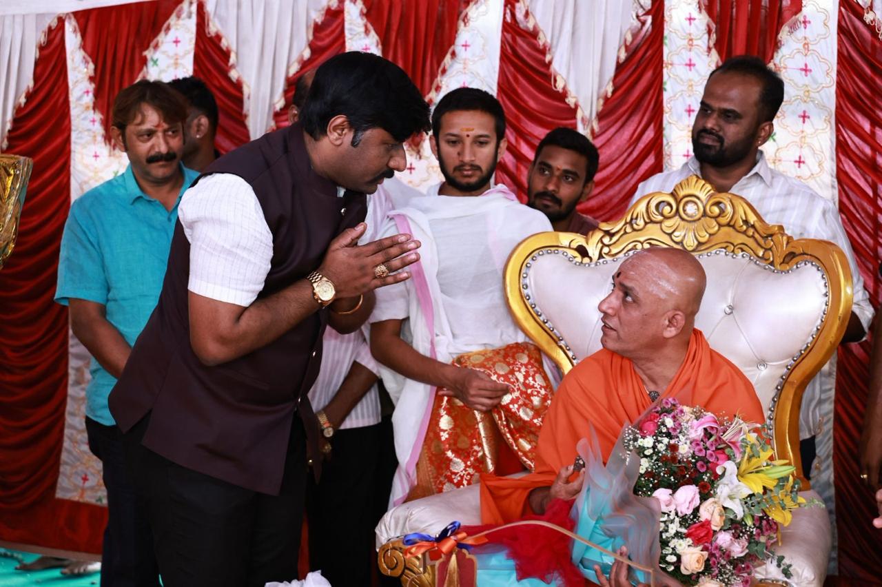Offering respects to the Swamiji at the ceremony